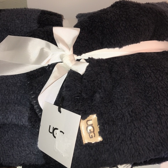 UGG Cora throw blanket NWT   PRICE IS FIRM - Picture 2 of 9